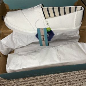 Women’s solid white Toms NWT